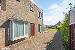 Bent u op zoek naar een pand met eindeloze mogelijkheden waar u wonen en werken perfect kunt combineren? Deze eigendom in de dorpskern van Lochristi biedt met een bruikbare vloeroppervlakte van +/- 468 m² en een perceel van maar liefst 1.009 m² een unieke kans. Dankzij de twee afzonderlijke ingangen (aan de voor- en zijkant) kunnen het privéwoongedeelte en de professionele ruimte (zoals een praktijk, kantoor of atelier) volledig gescheiden worden.<br /><br />De belangrijkste troeven op een rij:<br />-Uitzonderlijke ruimte: Perceel van 1.009 m² met +/- 468 m² bruikbare vloeroppervlakte, een ruim werkatelier (+/- 175 m²), een dubbele garage (+/- 65 m²) en 2 afzonderlijke ingangen.<br />-Eindeloos potentieel: Ideaal voor de combinatie van wonen en werken, een stapsgewijze renovatie óf een volledige sloop en heropbouw in woongebied.<br />-Toplocatie in de dorpskern: Gelegen in het centrum van Lochristi met winkels, scholen, openbaar vervoer en horeca op wandelafstand én een snelle verbinding via E17, E40 en R4.<br /><br />Wonen & werken onder één dak<br />Dit pand is bijzonder aantrekkelijk voor kleine zelfstandigen, vrije beroepers of wie simpelweg veel opslag- en werkruimte zoekt. Te renoveren werkatelier (+/- 175 m²) en de ruime dubbele garage (+/- 65 m²) lenen zich uitstekend als opslagplaats, werkplaats of grote hobbyruimte. Dankzij de aparte ingang aan de zijkant ontvangt u klanten of patiënten in alle privacy, zonder dat uw privégedeelte doorkruist wordt.<br /><br />Karaktervolle woning met diepe tuin<br />Het woongedeelte vormt een solide basis om stapsgewijs naar eigen smaak te vernieuwen. Het gelijkvloers omvat lichtrijke leefruimtes met een vlot contact met de tuin. Op de eerste verdieping bevinden zich drie volwaardige slaapkamers en een badkamer. Achter de woning wacht een opvallend diepe, groene tuin waar u geniet van verrassend veel rust en privacy, midden in het centrum.<br /><br />Renovatie of nieuwbouwproject<br />Het uitgestrekte perceel van 1.009 m² ligt volledig in woongebied. Naast het grondig renoveren van de bestaande gebouwen behoort ook sloop en heropbouw tot de opties. Dit biedt u de zeldzame kans om op deze toplocatie de nieuwbouwwoning van uw dromen te realiseren.<br /><br />Vlotte bereikbaarheid & bruisende omgeving<br />U woont hier op wandel- en fietsafstand van het gezellige dorpscentrum van Lochristi met winkels, scholen, bushaltes en horeca. Elke dinsdag kunt u bovendien genieten van de sfeervolle wekelijkse markt. Daarnaast bent u verzekerd van een uitstekende mobiliteit dankzij de snelle aansluiting op de E17, E40 en R4 (Rondweg Gent).<br /><br />Interesse?<br />Hebt u nood aan extra ruimte of zoekt u een boeiend renovatie- of nieuwbouwproject in Lochristi?<br />Neem gerust contact op via 0476/82 02 53 voor meer informatie of een bezoek ter plaatse.