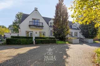Deze karaktervolle villa biedt een bijzondere combinatie van wonen en professionele mogelijkheden. De woning is momenteel ingericht als B&B met zes gastenkamers met eigen badkamer en een afzonderlijk privégedeelte. Ruime leefruimte, een professionele keuken, veranda en fraai aangelegde tuin met verwarmd buitenzwembad maken het geheel compleet. <br /><br />=> Ligging<br />Deze villa is gelegen in een groene en toeristisch aantrekkelijke omgeving. Het Nationaal Park Hoge Kempen, diverse wandel-en fietsroutes en de Maasvallei bevinden zich in de ruime omgeving. <br /><br />=> Gelijkvloers<br />- Ruime en sfeervolle inkomhal met karaktervolle traphal<br />- Privégedeelte met zithoek, slaapkamer, dressing en badkamer<br />- Gezellig gemeenschappelijke leef-en verbruiksruimte met open haard op hout<br />- Bar met aansluitende verbruiksruimte <br />- Aangebouwde veranda met mooi contact naar de tuin<br />- Professioneel ingerichte keuken met inox werkbladen<br />- Gastenkamer met eigen badkamer<br />- Gemeenschappelijke toiletruimte<br /><br />=> Verdieping<br />- Ruime overloop<br />- Vijf individuele ingerichte gastenkamers<br />- Elke kamer beschikt over een eigen private badkamer met wastafel, toilet en bad en/of douche<br />- Enkele kamers bieden een aangenaam uitzicht op de tuin<br />- Airconditioning aanwezig in de gastenkamers <br /><br />=> Zolder<br />- Zolder bereikbaar via een wenteltrap<br />- Ruime multifunctionele zolderverdieping<br /><br />=> Kelder<br />- Gedeeltelijke onderkelderd<br />- Koelcel<br />- Linnenruimte<br />- Koele berging<br />- Diverse praktische opslagmogelijkheden <br /><br />=> Tuin<br />- De woning beschikt over een groene en privacy rijke tuin met verschillende terrassen en gezellige zitplaatsen. <br />- Centraal bevindt zich het verwarmde buitenzwembad met ruim zonneterras.<br />- De aangebouwde veranda zorgt voor een mooie verbinding tussen de binnen- en buitenruimtes.<br />- Daarnaast is er ruime private parkeergelegenheid aanwezig. <br /><br />=> Indeling<br />- Gelijkvloers - gemeenschappelijk: inkomhal, toiletruimte, leef-en verbruiksruimte, bar, veranda, keuken, gastenkamer met badkamer<br />- Gelijkvloers- privégedeelte: inkomhal, zithoek met kitchenette, slaapkamer met dressing, badkamer<br />- Verdieping: overloop, vijf gastenkamers, vijf badkamers<br />- Zolder: te bereiken via een wenteltrap<br />- Kelder - gedeeltelijk onderkelderd: diverse opbergruimtes, koelcel, koelberging, linnenruimte