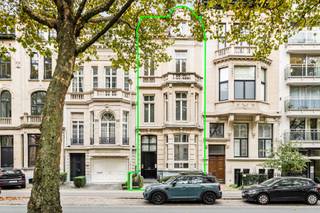 Aan de statige Jan Van Rijswijcklaan in Antwerpen prijkt dit sublieme herenhuis in Neo-Lodewijk XVI-stijl, een architecturaal juweel ontworpen door Edward Van Not in 1912, een naam die synoniem staat voor verfijning, symmetrie en onmiskenbare grandeur.<br /><br />Achter de sierlijke, evenwichtige gevel ontvouwt zich een woning waar ambacht, elegantie en comfort samensmelten tot een zeldzaam harmonisch geheel. Elk detail, van de hoge plafonds met lijstwerk tot de authentieke parketvloeren en marmeren open haarden, ademt karakter en verfijning.<br /><br />De leefruimtes baden in licht dankzij de hoge ramen en creëren een sfeer van stille luxe: groots, maar nooit overdreven. De indrukwekkende leefkeuken vormt het kloppend hart van de woning, een plek waar gastronomie en gezelligheid elkaar ontmoeten. De afwerking is ronduit uitzonderlijk: een Lacanche gasfornuis met teppanyaki-plaat, oven, magnetron, afzuigkap, koelkast met vriesvak en ingebouwde koffiemachine, allemaal samengebracht op een natuurstenen vloer die klasse uitstraalt.<br /><br />Vanuit de keuken kijkt u uit op een onderhoudsvriendelijke stadstuin, met een uniek en open zicht op het groene Hertogenpark, een zeldzaam privilege in het hart van de stad. Hier heerst een rust die contrasteert met de levendigheid van Antwerpen, slechts enkele minuten verderop.<br /><br />Op de tussenverdieping bevindt zich een intieme tv-ruimte met bar en toegang tot een groot betegeld terras van ca. 45 m², ideaal voor avonden in goed gezelschap, met een glas wijn en de stad zachtjes op de achtergrond.<br /><br />De slaapverdiepingen bieden ruimte en sereniteit: twee master suites met eigen dressing en luxueuze marmeren badkamers, aangevuld met vier extra slaapkamers, waarvan twee eveneens voorzien zijn van een eigen badkamer. Overal voelt men de doordachte indeling en het vakmanschap van een tijd waarin huizen nog met trots werden gebouwd.<br /><br />De woning is volledig onderkelderd en herbergt onder meer een wijnkelder, een subtiele knipoog naar levensgenieters die weten te waarderen wat echt goed is.<br /><br />Bijzonderheden<br />+ Terrassen en ramen achtergevel vernieuwd in 2023<br />+ Overal warmtepompen Lucht-Lucht<br />+ Alarmsysteem rechtstreeks verbonden met de politie<br />+ Luxueuze renovatie met topmaterialen<br />+ Volledig onderkelderd met wijnkelder<br />+ Mogelijkheid tot huren van autostaanplaats en garagebox<br />