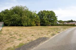 <p><span>Knappe bouwgrond op een rustige locatie! </span></p><p><span> </span></p><p><span>Mooi perceel bouwgrond (1414m²) waar een ruime gezinswoning op kan gerealiseerd worden. </span></p><p><span><br />Deze bouwgrond is voorzien voor het realiseren een open bebouwing, waarbij de gevel tot wel 10 meter breed mag zijn. </span></p><p><span>Dit maakt dat er een zeer ruime woning kan gebouwd worden. </span></p><p><span> </span></p><p><span>En de locatie, die is top! </span></p><p><span>Zeer rustig gelegen daar de Preterstraat een autoluwe straat is, doch dichtbij alles wat u maar nodig heeft. </span></p><p><span>Winkels, scholen, bakker,... evenals de verbindingswegen die u dagdagelijks moet gebruiken. </span></p><p><span><br />Zie je jezelf hier al wonen? Neem contact op voor meer info via info@immolivit.be of 016 15 31 15. </span></p><p><span> </span></p><p><span> </span></p>