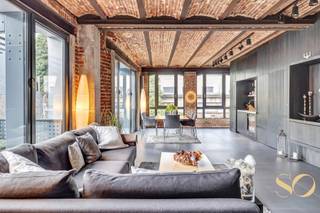 Ideaal gelegen in het historische centrum van Brussel, dicht bij het Jacques Brelplein, op de 1e verdieping van een gebouw met karakter, bieden we...