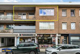 Dit appartementsgebouw is gelegen op een absolute toplocatie, pal in het centrum van Aartselaar.<br />Alle benodigde accommodaties bereikt u te voet en de wekelijkse markt op vrijdag zorgt voor nog meer gezelligheid in uw straat.<br />Daarnaast kan u makkelijk gebruik maken van het openbaar vervoer of bereikt u binnen enkele minuten de A12 met de wagen.<br /><br />Het appartement zelf is recent vernieuwd en bevindt zich op de tweede (hoogste) verdieping (zonder lift) rechts.<br />Via de ruime inkomhal met zéér veel bergruimte en de 1ste slaapkamer, komt u terecht in de woonkamer met de open ingerichte keuken met toestellen.<br />Vooraan bevindt zich het naar het oosten gericht terras.<br />In de nachthal is er een apart toilet en een afzonderlijke bergruimte met o.a. aansluiting wasmachine & droogkast.<br />Centraal bevindt zich de ingerichte badkamer met ligbad, inloopdouche, dubbele lavabo en gasketel.<br />De 2de en 3de slaapkamer zijn ook aan de straatkant gelegen.<br /><br />Dit appartement is op zoek naar een nieuwe huurder op lange termijn voor maximum 4 personen (2 volwassenen + 2 kinderen).<br />De maandelijkse provisie bedraagt € 65 voor o.a. de elektriciteit & het onderhoud (! inclusief poetsen van de gang) van de gemeenschappelijke delen.<br />Het EPC dateert van vóór de vernieuwing van de ramen en de condenserende gasketel.<br />Ook de keuken en de badkamer zijn recent gerenoveerd.<br /><span>Alle meubels kunnen worden overgenomen mits een meerprijs.</span><br /><br />Neemt u gerust per e-mail contact op met ons kantoor om een plaatsbezoek in te plannen!