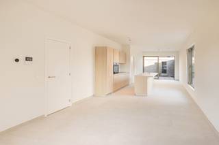 Ontdek dit prachtige nieuwbouwappartement in een rustige wijk, op slechts 10 minuten fietsen van het centrum van Mechelen.<br /><br />Het appartement bevindt zich op de tweede en hoogste verdieping van een kleinschalig appartementsgebouw met slechts 6 units. Het beschikt over 3 slaapkamers, een badkamer met douche en dubbel lavabomeubel, een apart toilet en een ruime, lichte leefruimte met open keuken die uitmondt op een heerlijke tuin. Daarnaast is er een ruime berging, ideaal voor het plaatsen van je wasmachine en droogkast. Bij het appartement hoort een ondergrondse autostaanplaats. Indien beschikbaar kan gekozen worden voor een parkeerplaats met laadpaal tegen een maandelijkse vergoeding van €20,00. De gemeenschappelijke kosten bedragen €85,00 per maand.<br /><br />Een instapklare, comfortabele woonst op een toplocatie – perfect voor wie rust zoekt dichtbij het centrum van Mechelen.