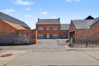 Deze karaktervolle hoeve biedt een unieke combinatie van ruimte, authenticiteit en potentieel. De zeer ruime en solide woning beschikt over een schuur, garage en diverse bijgebouwen. Bovendien omvat het pand een kelder, een volwaardige gelijkvloerse verdieping, een eerste verdieping en een grote zolder, waardoor er tal van mogelijkheden zijn voor uitbreiding en herinrichting.
De woning telt momenteel vier ruime slaapkamers, met de mogelijkheid om bijkomende kamers te creëren op de zolderverdieping. Hoge plafonds, een symmetrische indeling en grote raampartijen zorgen voor een aangename lichtinval en een uitzonderlijk ruimtegevoel. Vanuit vrijwel elke kamer geniet u bovendien van een prachtig uitzicht op het omliggende landschap.
Het perceel heeft een oppervlakte van ongeveer 35 are, onder voorbehoud van opmeting door de landmeter. De ligging combineert landelijke rust met een vlotte bereikbaarheid: een bushalte bevindt zich op wandelafstand en het station ligt op ongeveer 3 km.
Wie geeft deze prachtige hoeve de renovatie die ze verdient en maakt er opnieuw een echte parel van? Contacteer Sophie 0496/71.50.59 voor meer info of afspraak
