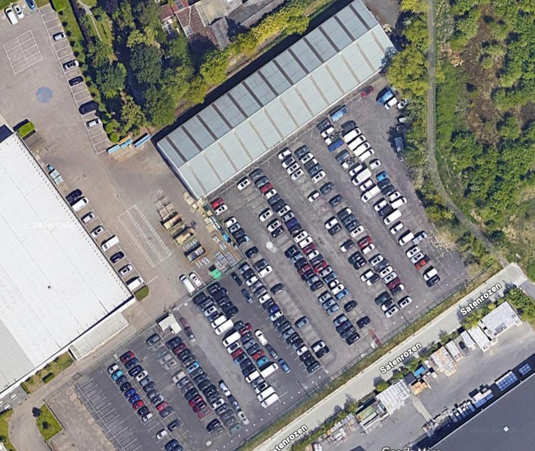 Verhard Terrein 10.000m² te huur in Kontich Industrie , zeer goed gelegen aan de op- en afrit van de E19 in Kontich.