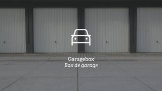 Onder het project "Dulle Griet Garden", gelegen op de Vrijdagmarkt te Gent bevindt zich deze ondergrondse garagebox.<br /><br />Via de ingang van de publieke parking onder de Vrijdagmarkt, kunt u de private parking bereiken. Deze beveiligde private parking is 24/24, 365 dagen te bereiken. U dient dus een toegangskaart voor deze parking te huren aan 35,00 EUR/maand.<br /><br />De maandelijkse huurprijs bedraagt € 100,00 (+ 21% BTW) + € 35,00 (+ 21% BTW) algemene kosten en € 35,00 (+ 21% BTW) voor de toegangskaart.<br /><br />L: 5.1m B: 2.3m H: 1.95m<br /><br />Dossierkost van 1 maand huur + 21% BTW ten laste van de huurder<br /><br />Beschikbaar vanaf 01/09/2026!