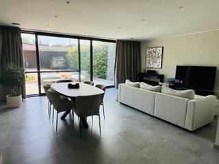 <p>Dit centraal gelegen en instapklaar gelijkvloers appartement biedt een aangename woonomgeving met alle hedendaagse comfort.</p>
<p>Het appartement beschikt over een ruime en lichtrijke woonkamer en een volledig uitgeruste keuken voorzien van een dubbele spoelbak, kookplaat, dampkap, koelkast met vriesvak, vaatwasmachine, oven en microgolfoven.</p>
<p>Er zijn twee ruime slaapkamers (12m²), een stijlvolle badkamer met dubbele lavabo, inloopdouche en ligbad en een praktische berging aanwezig.</p>
<p>Buiten geniet u van een groot terras, een mooie private tuin, een carport, een handige tuinberging en een autostaanplaats vooraan het gebouw.</p>
<p>Deze energiezuinige BEN-woning (E-peil 11) is uitgerust met zonnepanelen en vloerverwarming op aardgas, wat zorgt voor een hoog wooncomfort en lage energiekosten. Bovendien zijn een alarmsysteem, verlichting en gordijnen reeds inbegrepen.</p>
<p>Dankzij de centrale ligging geniet u van een uitstekende bereikbaarheid, met een vlotte verbinding naar de E17 en de N16. Beschikbaar vanaf 1 september 2026.</p>