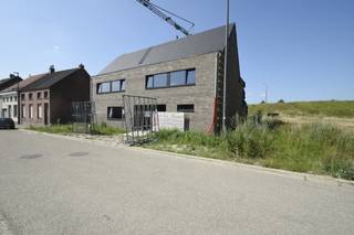 Deze prachtige halfopen bebouwing, gelegen op een perceel van 485 m², biedt alle ruimte en comfort voor een modern gezin.De woning is...
