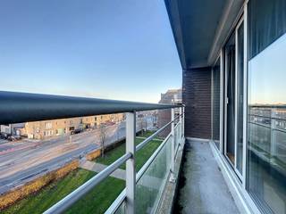 1-slaapkamer appartement gelegen in de Drongensesteenweg 241 in Gent.<br /><br />Indeling: inkomhal, leefruimte met keuken, bergruimte, terras, badkamer met douchebad en aansluiting voor wasmachine, 1 slaapkamer, parkeerplaats 27.<br /><br />€825 + €60 syndicale kosten (excl egw)<br /><br />Beschikbaar vanaf 01/10/2026