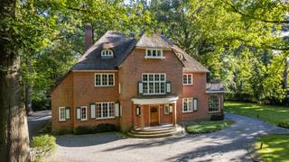 In Vriesdonk, rietgedekte karaktervolle villa met authentieke elementen, prachtige parktuin, hoge plafonds en veel...