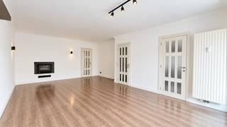 Op zoek naar een ruim en lichtrijk appartement op een uitstekende locatie? Dan is dit gedeeltelijk gerenoveerde appartement van 74 m², gelegen aan Square Pierre Hauwaerts 26 in Evere, precies wat u zoekt.<br /><br />Gelegen op de 2de verdieping van de 3 van een verzorgd gebouw met lift, geniet u van een aangename woonomgeving in een rustige doodlopende straat, ideaal voor gezinnen en wie op zoek is naar rust, zonder in te boeten op bereikbaarheid.<br /><br />De ruime leefruimte (30m²) baadt in natuurlijk licht en geeft uit op een terras (6m²) aan de voorzijde. Verder omvat het appartement 2 slaapkamers (14m² en 10m²), een functionele keuken (5m²) en een badkamer (3m²) die u volledig naar eigen smaak kunt moderniseren en een gemeenschappelijke tuin.<br /><br />Een privatieve kelder zorgt voor extra bergruimte. Hoewel er geen privatieve parkeerplaats is, kunt u vlot parkeren in de straat. elektriciteit is individueel. Gemeenschappelijke lasten zijn 175EUR, zonder verbruik van warm water en verwarming.<br /><br />De ligging is een absolute troef. Op wandelafstand vindt u onder meer winkels, scholen, openbaar vervoer en alle dagelijkse voorzieningen. <br />Dankzij de gunstige ligging bereikt u bovendien snel het centrum van Brussel en de belangrijkste verbindingswegen.<br /><br />Troeven:<br /><br />✔ Terras <br />✔ kindvriendelijke straat<br />✔ Gemeenschappelijke tuin<br />✔ Privatieve kelder<br />✔ Voldoende parkeergelegenheid in de straat<br />✔ Nabij winkels, scholen en openbaar vervoer<br /><br />Bent u op zoek naar een comfortabel appartement op een rustige en centrale locatie in Evere? <br />Contacteer vandaag nog voor een bezoek - 0487/89.20.72.