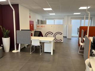 Bent u op zoek naar een commerciële locatie met een professionele uitstraling? Deze gelijkvloerse kantoorruimte van 85 m² met een brede gevel is uitstekend gelegen in de Lostraat te Aalter. Het pand is instapklaar en biedt diverse invulmogelijkheden (eventueel ook handelsbestemming, mits bestemmingswijziging).<br /><br />*Indeling: Lichtrijke kantoorruimte met eigen keuken en sanitair (wc).<br />*Afwerking: Duurzame tegelvloer, kwalitatief schrijnwerk met ventilatieroosters en centrale verwarming op aardgas.<br />*Nutsvoorzieningen:Aparte tellers voor water, gas en elektriciteit (volledig eigen verbruik).<br />*Buitenruimte: Toegang tot een gezellige gemeenschappelijke koer/patio (38 m²), gedeeld met de bovenliggende appartementen.<br />*Extra opslag:Bijhuren van bijkomende opbergruimte in de achtergelegen berging is bespreekbaar.<br /><br />*Beschikbaarheid / Ingang: Bespreekbaar (snel beschikbaar).<br />*Staat: Volledig instapklaar.<br />*Ligging: Uitstekende bereikbaarheid en visibiliteit.<br />*Huurwaarborg: 3 maanden huur.<br />*Onroerende voorheffing: € 100/maand (forfaitair).<br /><br />Interesse?<br />Aarzel niet om contact met ons op te nemen voor meer informatie of om een bezoek in te plannen voor dit bedrijfsvastgoed in Aalter!