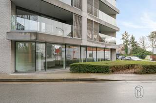 Goed gelegen casco-handelsruimte in het centrum van Waregem. <br />Mogelijkheid bijkopen van 4 parkeerplaatsen (€50.000)<br /><br />Info en/of bezoek na afspraak; guido@immobeguin.be / 0475/70.36.19