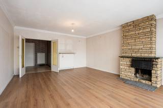 Dit appartement is gelegen in het centrum van Eeklo op de derde verdieping van de statige residentie Molenberg. Door de jaren heen werd het appartement opgefrist maar de mogelijkheid bestaat nog steeds om uw eigen touch te geven.<br /><br />Bij het binnenkomen springt de ruime woonkamer in het oog met veel natuurlijk lichtinval dankzij het grote schuifraam dat toegang geeft tot het balkon vooraan. Vanop het balkon is er een ruim zicht tot aan de kerk van Eeklo. De woonkamer is tevens voorzien van een gezellige open haard. Achteraan bevinden zich 2 volwaardige slaapkamers waarvan de master bedroom ook nog een eigen ruim terras heeft met een heerlijke zuidwest oriëntatie. <br /><br />In de kelderverdieping is er een private berging voorzien en er is de mogelijkheid om een garagebox bij te kopen achteraan de residentie.<br /><br />Indeling:<br />- inkomhal<br />- royale woonkamer met veel lichtinval <br />- apart deels ingerichte keuken<br />- praktische berging<br />- apart toilet<br />- badkamer met badkamermeubel en ligbad<br />- 2 slaapkamers<br />- terras vooraan en achteraan met open zichten<br />- privatieve kelderberging<br />- mogelijkheid tot aankoop garagebox<br /><br />Het appartement beschikt tevens over een energiezuinig EPC B-label en is vrij bij akte!<br /><br />Centrale verwarming op aardgas met een collectieve CV-ketel.<br /><br />Kom dit charmante appartement met veel mogelijkheden zelf ontdekken en maak snel uw afspraak!<br />09/377 31 77 - vastgoed@aclea.be<br />