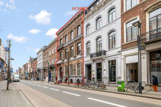 <span>Dit volledig instapklaar handelspand van maar lieftst 700m<sup>2</sup>, gelegen op de welbekende Bondgenotenlaan 116 in Leuven, verdeeld over vier niveaus, en combineert ruimte, comfort en functionaliteit op een absolute toplocatie. Op het gelijkvloers bevindt zich een volledig geïnstalleerd onthaal dat meteen een professionele eerste indruk creëert. Aansluitend vindt u een ruime vergaderruimte met prachtig zicht op de riante tuin, wat zorgt voor een aangename en inspirerende werkomgeving. Verder is er een personeelskeuken met aansluitende badkamer, uitgerust met douche en toilet. Het gebouw beschikt over maar liefst 17 afzonderlijke polyvalente bureaus, elk voorzien van ingebouwde kasten en een lavabo. De ruimtes zijn verspreid over drie verdiepingen, telkens met een aangename natuurlijke lichtinval. Elke verdieping is voorzien van een eigen toilet. Dankzij de lift die alle niveaus met elkaar verbindt, is het pand bijzonder toegankelijk. Als extra troef beschikt dit pand over een uitzonderlijk ruime tuin, ideaal voor ontspanning of informele overlegmomenten in een groene omgeving. De tuin is tevens geschikt voor uw business events.  Daarnaast is er fietsenstalling voorzien. Tenslotte heeft u ook de mogelijkheid om parkeerplaatsen te huren vlakbij het pand. Kortom, dit is de ideale locatie voor uw bedrijf! Heeft u vragen of went u graag een bezichtiging? Aarzel niet om ons te contacteren via  mail of via 016 15 37 11.</span>