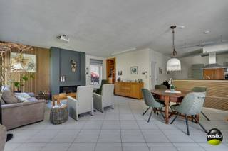 RUIM, ENERGIEZUINIG LANDHUIS GELEGEN TEGEN NATUURGEBIED<br /><br />Deze uitzonderlijke goed onderhouden woning is gelegen langs de Schoolstraat in Opoeteren, een deelgemeente van Maaseik. Van hieruit zijn het centrum van Opoeteren en de omliggende gemeentes Opglabbeek, As en Dilsen-Stokkem maar ook het centrum van Maaseik vlot te bereiken.<br /><br />Dankzij het gunstige EPC B-label kan deze woning absoluut energiezuinig genoemd worden, mede door de 30 zonnepanelen ( x 195 = 5.850 kWh ). Bovendien is de woning overal uitgerust met grotendeels elektrische  rolluiken en is er vloerverwarming voorzien op het gelijkvloers ( met uitzondering van de slaapkamer ).<br /><br />De woning is zeer praktisch ingedeeld met een ruime leefgedeelte van meer dan 55 m² aan de achterzijde van waaruit u via de grote raampartijen een mooi zicht heeft op het achtergelegen groen. Deze ruimte is opgedeeld in een goed uitgeruste keuken, een eetplaats en een gezellige zithoek met gashaard. Voorts zijn er nog een inpandige garage, een wasplaats, een berging, inkomhal, gastentoilet en een gelijkvloerse slaapkamer met aanpalende badkamer aanwezig. Hierdoor is gelijkvloers wonen hier perfect mogelijk.<br /><br />Op de eerste verdieping zijn er naast de zeer ruime overloop nog 2 extreem grote slaapkamers met inbouwkasten voorhanden waarvan de grootste slaapkamer zelfs over een dakterras beschikt van waar u een adembenemend zicht heeft op het achtergelegen natuurgebied.<br /><br />De woning is gelegen op een volledig omheind perceel van 8,57 are waar u aan de achterzijde direct het natuurgebied kan inwandelen. In de tuin zijn er diverse gezellige zithoekjes en tegen de woning werd er recent een strakke terrasoverkapping met automatisch lamellendak en screens geïnstalleerd waardoor u zelfs met slecht weer kan genieten van de mooie omgeving.<br /><br />Ook werd er in de tuin een ruim bijgebouw gerealiseerd die in het verleden dienst heeft gedaan als stalling voor een camper. Maar dit gebouw kan ook perfect dienst doen als bijvoorbeeld kangoeroewoning, vakantiewoning of zelfs kantoor- of praktijkruimte.<br /><br />Enkele TROEVEN van deze woning opgelijst:<br /><br />+ Ligging tegen natuurgebied<br />+ Goed onderhouden en instapklaar<br />+ Energiezuinig: EPC label B ( 173 )  <br />+ 30 zonnepanelen ( x 195 kWh )<br />+ Recente hoogrendement aardgasketel<br />+ Vloerverwarming in leefgedeelte<br />+ Gelijkvloers wonen mogelijk<br />+ Bijgebouw met tal van gebruiksmogelijkheden<br />+ Overal rolluiken voorzien<br />+ Grote raampartijen / veel lichtinval<br />+ Alarminstallatie<br />+ Asbestvrij<br /> +Recente terrasoverkapping<br />+ 228 m² bewoonbare oppervlakte<br /><br />Kortom, een buitenkans voor wie op zoek is naar een energiezuinig landhuis tegen het groen! Meer info? Contacteer Maarten Delbroek via maarten@vestio.com of bel nar 0471/034804.<br /> 