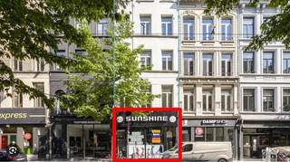 Goed gelegen opbrengsteigendom, gelegen in het centrum van Antwerpen in de gekende Nationalestraat. <br />Dit betreft het commercieel gelijkvloers met een opp. van 155 m² + koertje van +/- 10 m²<br /><br />Pand wordt ruim 12 jaar verhuurd aan dezelfde huurder en doet dienst als zonnecenter. <br />Actuele huurprijs: 3.359,17 per maand. <br /><br />Vraagprijs: € 720.000,00<br /><br />Benieuwd naar deze opbrengsteigendom gelegen te Antwerpen? Contacteer 054 33 62 52 of info@immodelestre.be <br /><br />www.immodelestre.be <br /><br />