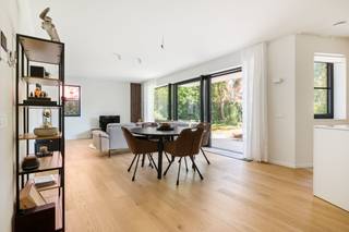 Veel ruimte, veel licht en je eigen tuin. Dat is in een notendop wat je hier aan de Lage Kaart mag verwachten.<br /><br />Dit gelijkvloersappartement van ca. 122 m² voelt van bij het binnenkomen aangenaam ruim. De royale leefruimte vormt samen met de goed uitgeruste open keuken het hart van het appartement. Grote raampartijen zorgen voor veel natuurlijk licht en brengen je rechtstreeks naar het terras en de tuin. Binnen en buiten lopen hier mooi in elkaar over.<br /><br />Met drie ruime slaapkamers is er plaats genoeg voor een gezin, een thuiskantoor of die extra kamer die altijd van pas komt. De badkamer is royaal uitgerust met een inloopdouche, ligbad, toilet en dubbele wastafel. Daarnaast is er nog een apart gastentoilet en een praktische berging met plaats voor wasmachine en droogkast.<br />Ook op vlak van energie zit je hier goed. Dankzij de doorgedreven isolatie, vloerverwarming en warmtepomp woon je comfortabel én energiezuinig.<br />Buiten zijn parkeerplaatsen voorzien en je fiets kan terecht in de gemeenschappelijke fietsenberging. Ook voor het afval is er een aparte berging.<br />Volledig geschilderd en voorzien van verlichting ! Verhuizen, je meubels zetten en thuiskomen dus.<br />Gemeenschappelijke kosten : € 50/m<br />Beschikbaar vanaf 1 december 2026.