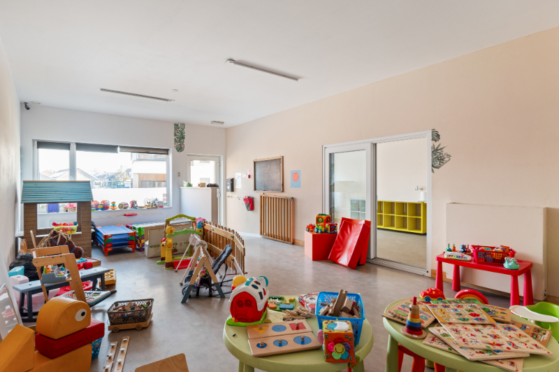 Centraal gelegen ruime handelswoning met handelsruimte ca. 160m2 & te renoveren woonstgedeelte 165m2 & tuin - foto 2