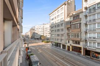 <p>Te koop: ruim appartement in het centrum van Oostende op wandelafstand van de zeedijk, het centrum en openbaar vervoer.</p>

<p> </p>

<p>Dit appartement biedt een comfortabele indeling met drie slaapkamers en twee badkamers, ideaal voor gezinnen, wie extra ruimte zoekt en vakantieverhuur. Gelegen in een levendige, toeristische zone met alle voorzieningen binnen handbereik, geniet u van een centrale ligging nabij winkels en de kust. Het EPC-label B zorgt voor een energiezuinige woonervaring.</p>

<p> </p>

<p>Belangrijkste ruimtes:<br />• Living met aangename lichtinval en voldoende ruimte voor een eet- en zithoek.<br />• Volledig uitgeruste keuken<br />• Inkomhal die toegang geeft tot de verschillende vertrekken.<br />• Drie slaapkamers, elk met voldoende ruimte voor slaapcomfort.<br />• Twee badkamers: één met douche en enkel wastafel, één met douche en dubbele wastafel in meubel.<br />• Berging voor extra opslag.</p>

<p> </p>

<p>Troeven:<br />• Centrale ligging in het hart van Oostende.<br />• Energiezuinig dankzij EPC-label B.<br />• Drie volwaardige slaapkamers en twee badkamers.</p>

<p> </p>

<p>Wenst u meer info? Contacteer Charlotte via 059 70 00 99 of Charlotte@eraservimo.be</p>