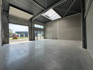 Here is a concise, commercial text for renting Unit 7 in Zwevezele, based on the technical sheet and the sales deed: New SME unit (144 m²) for rent — De Rick Business Park (Zwevezele) Modern, high-quality SME unit on the former Sega-Meat site at Ricksteenweg 23B. Strategically located near the N50 and E403, in the middle of the Torhout-Tielt-Roeselare region.Specifications:Area: approx. 144 m².Parking: 1 private parking space included (P14) .Access: Insulated electric sectional door with separate wicket door.Light: Equipped with 2 windows and a skylight for plenty of natural light.Free height: Approx. 6.5 to 7 metres.Techniques: Individual connections for water and electricity (3F400V-40a) .Condition: New building in hull condition.Destination:<br />Ideal for crafts, warehousing, SME activities or B2B wholesale.<br />(No autonomous offices, restaurants or B2C allowed) .Financial:Rental price: Excl. tax and property tax.Syndic: Monthly advance of €50 for common costs.Interested in this new base of operations? Contact us for more information or an on-site visit!