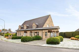 Deze karakteristieke villa met hoogwaardige afwerking in een rustige kwalitatieve wijk met veel groen ligt op een toplocatie wat betreft bereikbaarheid naar Frankrijk, Kortrijk, Roeselare en Ieper. <br /><br />ONTDEK DEZE VILLA VIA DE VIDEO: https://youtu.be/5vvHL_-GS3s<br /><br />INDELING:<br /><br />GLV: royale centrale inkomhal (14m²) - apart toilet - polyvalente ruimte (33m²) dat dienst kan doen als bureau/praktijkruimte - gezellige eet- en een leefruimte met charmante schouw (51,75m²) - volledig uitgeruste keuken met inductiekookplaat, microgolf- en heteluchtoven (+stoomfunctie), frigo, vaatwas, ingewerkte spoelbak en marmeren keukenblad (22,50m²) - berging (2,85m²) - bijkeuken/berging (...m²) - garage voor 2 wagens met dubbele automatische sectionale poorten (33m²) - oprit voor 2 wagens - terras in natuursteen (75m²) - prachtig aangelegde tuin met vijver (326m²) - tuinberging (10m²)<br /><br />VERDIEPING 1: royale nachthal (18,75m²) - 4 ruime slaapkamers (33m² - 22m² - 21m² - 18,75m²) - luxueus afgewerkte badkamer met marmeren vloer, ligbad, inloopdouche, dubbel wastafel en toilet (17m²) <br /><br />VERDIEPING 2: valtrap naar stockagezolder <br /><br />EXTRA: hoogwaardige afwerking met volle massieve parket, marmeren vloeren, kwalitatieve materialen - 10 zonnepanelen - recente keuken - zonnewering - zonneluifel - aircosysteem - alarminstallatie - waterontharder - Miele keukentoestellen/apparatuur<br /><br />Neem rechtstreeks contact op met de dossierbeheerder via,<br />winter@partnersinvastgoed.be<br />+32 (0)478 77 02 10