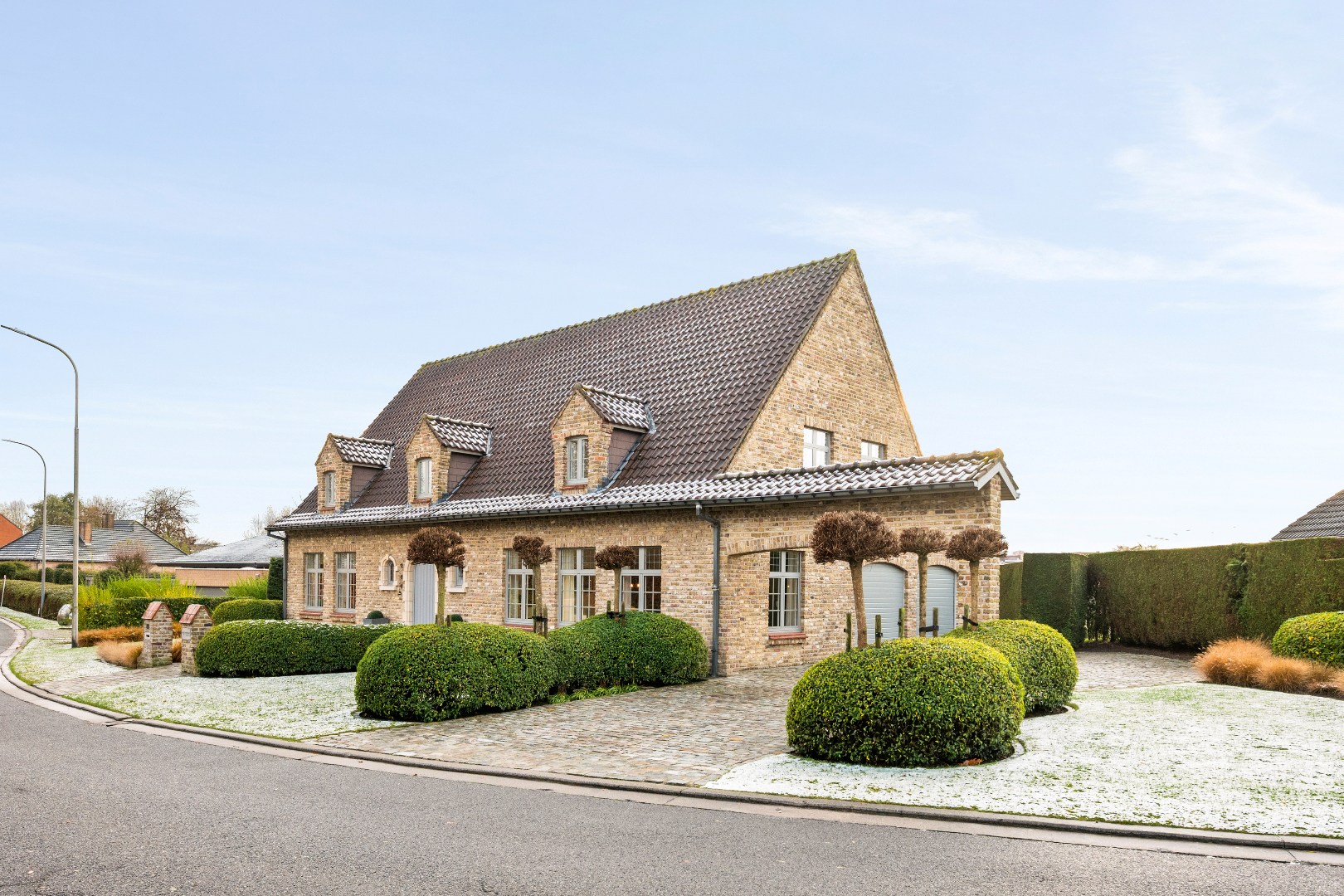 KWALITATIEF AFGEWERKTE VILLA IN RUSTIGE WIJK MET EPC B (172), 4 SLPKS, DUBBELE GARAGE EN 325M² BEW. OPP. - foto 1