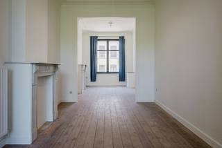 In het hart van Kortrijk bevindt zich deze prachtige authentieke stadswoning met een stijlvolle gevel, deel uitmakend van een karaktervolle eenheidsbebouwing van vijf enkelhuizen uit het begin van de 20ste eeuw. Deze woning combineert de charme van weleer met het hedendaagse wooncomfort.<br /><br />Via de inkomhal komt u in de lichtrijke leefruimte, waar de hoge plafonds, de authentieke houten vloeren en de grote raampartijen onmiddellijk in het oog springen. De volledig vernieuwde open keuken sluit perfect aan op de woonkamer en biedt rechtstreeks toegang tot het terras en zicht op de gezellige stadstuin.<br /><br />Op de eerste verdieping bevinden zich twee ruime slaapkamers en een apart toilet. De tweede verdieping beschikt over een volledig vernieuwde badkamer met ligbad, ruime inloopdouche en modern badkamermeubel, evenals een derde volwaardige slaapkamer. Bovendien is de woning volledig uitgerust met centrale verwarming, aangestuurd door een nieuwe condenserende verwarmingsketel, wat garant staat voor een energiezuinig en comfortabel binnenklimaat.<br /><br />Verder beschikt de woning over een volledig geïsoleerde zolder, ideaal als extra bergruimte, en een halfondergrondse kelder die is ingericht als wasberging en tevens voldoende plaats biedt voor de stockage van fietsen.<br /><br />De woning werd recent volledig geschilderd en is instapklaar. Voor de oplevering worden nog passende verlichtingsarmaturen geplaatst en zal de tuin professioneel worden gesnoeid, zodat alles netjes afgewerkt is.<br /><br />Een unieke kans voor wie op zoek is naar een charmante en instapklare stadswoning met een eigen verhaal.<br /><br />Vrij op 01/09/2026.<br /><br />Waarom net dit aanbod overwegen?<br /><br />✔ authentieke gevel uit het begin van de 20ste eeuw<br />✔ centrumligging<br />✔ vernieuwde keuken en badkamer<br />✔ 3 volwaardige slaapkamers<br />✔ stadstuin<br />✔ geschilderd<br />✔ hoge plafonds <br />✔ veel lichtinval<br />✔ nieuwe condensatieketel<br /><br />Geïnteresseerd? Vul eenvoudig het contactformulier in en we nemen spoedig contact op.