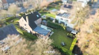 <p><span>Karaktervolle, energiezuinige (label C) villa met tal van mogelijkheden op toplocatie nabij Brugge.</span></p><p><span> </span></p><p><span>STARTPRIJS: Elk bod boven deze startprijs, wordt voorgelegd aan de eigenaars, die al dan niet kunnen in gaan op dit aanbod.</span></p><p><span> </span></p><p><span>Op een strategische invalsweg richting Brugge bevindt zich deze charmante en instapklare villa, die tot 2022 met succes werd uitgebaat als B&amp;B. </span></p><p><span> </span></p><p><span>Dankzij haar doordachte indeling en royale ruimte is deze eigendom perfect geschikt voor wie opnieuw een B&amp;B wil opstarten, maar ook ideaal voor een kangoeroewoning, vrij beroep of wie simpelweg op zoek is naar een ruime en stijlvolle gezinswoning.</span></p><p><span> </span></p><p><span>Bij het binnenkomen wordt u verwelkomd in een warme, lichtrijke leefruimte met open haard. Aansluitend vindt u een tweede gezellige zithoek met veranda die uitkijkt op de mooi aangelegde tuin.</span></p><p><span> </span></p><p><span>De volledig uitgeruste keuken biedt alle comfort en sluit naadloos aan op de leefruimtes. Op het gelijkvloers bevindt zich eveneens een bureauruimte, ideaal voor thuiswerk of een zelfstandige activiteit. </span></p><p><span> </span></p><p><span>Op de verdieping bevinden zich nog meerdere slaapkamers en badkamers. Wat deze woning uitermate geschikt maakt voor grote gezinnen of het ontvangen van gasten in een B&amp;B-formule.</span></p><p><span> </span></p><p><span>Buiten geniet u van een aangename tuin en een ruime oprit met parkeergelegenheid voor meerdere wagens. Daarnaast beschikt de woning over een garage en praktische bergruimtes.</span></p><p><span> </span></p><p><span>Een veelzijdige eigendom met tal van mogelijkheden op een uitstekende locatie nabij Brugge.</span></p><p><span> </span></p><p><span> Contacteer Lorenzo voor een bezoek: 0492 08 08 08  lorenzo@correctvastgoed.be</span></p><p><span> </span></p><p><span> Online schattingstool: https://www.correctvastgoed.be/schatting</span></p><p><span> </span></p>