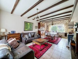 <p>Op zoek naar een woning met ruimte, een fijne ligging en vooral veel potentieel? Deze te renoveren woning biedt een stevige basis om volledig naar eigen smaak en wensen te transformeren.</p>
<p>Via de inkomhal kom je in de ruime leefruimte. De aansluitende keuken geniet van een mooi zicht op de zonnige, zuidgerichte tuin en biedt een aangename connectie met het buitenleven. Via de keuken is er toegang tot de garage met praktische wasplaats.</p>
<p>Achteraan geniet je van een gezellige privatieve tuin met terras en tuinhuis, ideaal om in alle rust te ontspannen, te spelen of gezellig te tafelen.</p>
<p>Op de eerste verdieping bevinden zich maar liefst 4 slaapkamers en een badkamer met douche en lavabo. Via het trapluik bereik je de ruime, geïsoleerde zolder, die extra bergruimte biedt en bovendien mogelijkheden creëert voor verdere inrichting.</p>
Een woning met een uitstekende basis, aangename buitenruimte en heel wat potentieel voor wie een renovatieproject zoekt en zijn eigen woondroom wil realiseren.<br /><br />Extra troeven<br /><br />
<ul>
<li>rustig en goed gelegen</li>
<li>deels dubbele beglazing</li>
<li>regenwaterput</li>
<li>dichtbij school, winkel & E403</li>
<li>zuidgerichte tuin</li>
<li>veel potentieel</li>
</ul>
<br />Deze woning is te koop ZONDER makelaar via het concept van Smart Houses. Wenst u verdere inlichtingen of een bezoek? Contacteer rechtstreeks de eigenaar via 0476/21.54.34