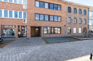 <strong>Ruim 2 slaapkamer appartement met zuid tuin in het centrum van Hove</strong><br /><br /><strong>Specifieke kenmerken:</strong><br /><span>- Optimale lichtinval over het gehele appartement<br /></span>- Ruime tuin met ideale oriëntatie (Z)<br /><span>- Goed onderhouden appartement doorheen de jaren</span><br /><span>- Zeer goede ligging met vlotte bereikbaarheid</span><br /><span>- Scholen, winkels, openbaar vervoer op wandelafstand</span><br /><span>- 2 slaapkamers</span><br /><span>- Extra berging aanwezig in de kelder</span><br /><span>- Zeer lage gemeenschappelijke kosten van 25,- euro/maand<br /></span>- Beschikbaarheid: onmiddellijk<br /><br /><strong>Indeling:</strong><br /><span>- Inkomhal met een apart gastentoilet</span><br /><span>- 2 slaapkamers op parket</span><br /><span>- Ruime badkamer met bad, douchecabine, dubbele lavabo, toilet en aansluitingen voor WM/DK</span><br /><span>- Uiterst ruime leefruimte met aanpalende tuin gericht op het zuiden</span><br /><span>- De keuken is voorzien van alle nodige toestellen met ruime aanpalende berging</span>