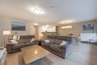 Ruim en zeer goed onderhouden appartement gelegen in de Engelsestraat vlakbij het strand van Duinbergen. <br /><br />Samenstelling:<br />Lichte en brede woonkamer (6m80) met eethoek, volledig uitgeruste open keuken, inkomhal met vestiaire, toilet en berging; Aan de achterzijde 3 mooie slaapkamers met uitzicht op het grote terras, badkamer en doucheruimte.<br />Fietsenberging en privé kelder. <br /><br />Info & bezoeken via 050 760 760
