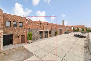 Dit unieke commercieel eigendom (lot 1) is gelegen langs een parallelweg naast de R8, de ringlaan rond Kortrijk, in Harelbeke. Met een...