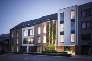 <strong>Indeling</strong><br />Dit appartement op de eerste verdieping biedt een compacte en efficiënte indeling met een duidelijke functionele structuur. Via de inkomhal met gastentoilet bereikt u de leefruimte met open keuken, die geniet van een aangename lichtinval en directe toegang tot het terras. Aansluitend bevindt zich een praktische berging. Het nachtgedeelte omvat twee slaapkamers en een centraal gelegen badkamer, logisch gegroepeerd rond de hal voor optimale circulatie en privacy.<br /><br />
<p><strong>Afwerking</strong><br />De afwerking kan volledig naar eigen smaak en stijl worden ingevuld. U beschikt over vrije keuze van materialen, keuken- en badkamerinrichting en vloerafwerking binnen het voorziene lastenboek, zodat het appartement kan worden afgestemd op uw persoonlijke woon- en kwaliteitsvereisten.<br /><br /></p>
Prijzen voor 2 slaapkamers vanaf 299.705 euro excl. BTW <br />Prijzen voor 3 slaapkamers vanaf 431.936 euro excl. BTW<br /><br />Prijzen voor een parking vanaf 29.900 euro excl. BTW<br />Prijzen voor een berging vanaf 7.000 euro excl. BTW