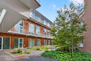 Unieke knappe <strong>HEEL BIJZONDERE RECENTE  LOFT </strong>met hoge plafonds in beton en een uitzonderlijke indeling<br /><br />Hal ingemaakte kast, wasplaats ,aparte w.c., ruime berging<br />Prachtige ingerichte designers keuken in industriële stijl met eethoek ( aan keuken kan je aan overloop zalig aperitieven ) , unieke <strong>ruime</strong> knappe leefruimte met aanpalend groot tof terras met groen zicht , “mezzanine” met bureelhoek,  grote slaapkamers in industriële look aanpalend een  knappe badkamer met  strak modern  badmeubel met granieten blad  inloopdouche.<br />Energiezuinig  EPC  89 – conforme elek.<br />garage te huur op wandelafstand <br />ZEER RUSTIG GELEGEN IN KNAP BINNENGEBIED VLAKBIJ MARKT<br /><br /> <br /> 