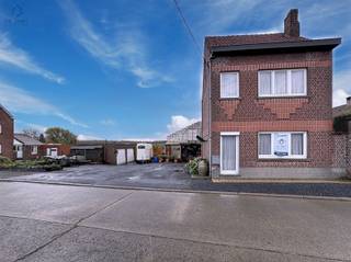 Rustige woning met handelsruimte/loods, 2 slaapkamers en dubbele garage in BeertOp zoek naar een unieke combinatie van wonen en werken? Deze...