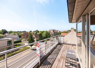 <strong>Sint-Idesbald – Résidence Noor | Un appartement d'exception</strong><br /><br />Découvrez ce magnifique appartement au troisième étage de l'élégante Résidence Noor, dans le quartier prisé de Sint-Idesbald. Avec ses finitions haut de gamme et sa terrasse ensoleillée, cet appartement offre une combinaison rare de confort, d'élégance et de qualité de vie au bord de la mer.<br /><br />Dès votre entrée dans le hall d'accueil soigné avec son armoire vestiaire intégrée, vous ressentez immédiatement la qualité qui se dégage de cet appartement. Le séjour lumineux invite à la détente et s'ouvre sur une délicieuse terrasse ensoleillée offrant une belle vue — l'endroit idéal pour se ressourcer. La cuisine ouverte moderne est entièrement équipée de tous les appareils et s'intègre harmonieusement à l'espace de vie, parfaite pour les amateurs de cuisine et de convivialité.<br /><br />L'appartement dispose de deux chambres à coucher à part entière. La chambre principale bénéficie d'une salle de bains attenante avec double vasque encastrée, douche et toilettes. La deuxième chambre dispose également de sa propre douche et lavabo — idéal pour les invités ou la famille. Des toilettes séparées et un débarras pratique avec raccordement pour lave-linge et sèche-linge complètent l'ensemble.<br /><br />Dans tout l'appartement, vous trouverez un chaleureux parquet et un chauffage central individuel au gaz naturel pour un confort optimal tout au long de l'année.<br /><br />Un local à vélos commun est disponible dans la résidence, et il existe une opportunité unique d'acquérir un garage très spacieux dans la résidence voisine.<br /><br />Idéalement situé au calme, à deux pas de la mer et du centre commercial animé — c'est le rêve côtier que vous chérissez depuis longtemps.<br /><br />Ne manquez pas cette opportunité et planifiez votre visite dès aujourd'hui !