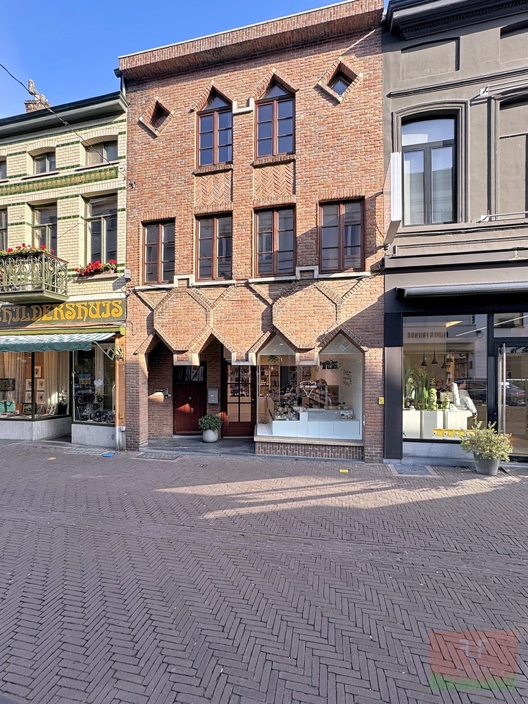 Winkelruimte en triplex appartement met 4 slaapkamers en aparte garage - foto 2