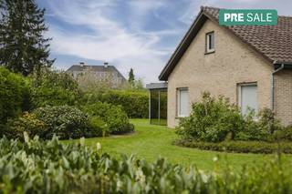 Deze verzorgde gelijkvloerse villa is gelegen op een perceel van maar liefst 1.171 m² in de rustige Lentedreef, een doodlopende straat in...