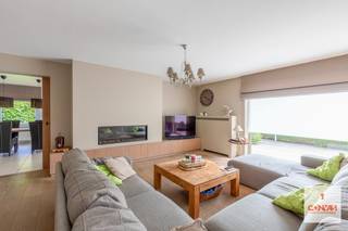 Deze <strong>perfect instapklare woning</strong> met <strong>vier slaapkamers</strong> is gelegen in een rustige, residentiële woonwijk te Vosselare. <br /><br />Via de inkomhal kom je terecht in de ruime living, afgewerkt met een <strong>stijlvolle parketvloer</strong> en <strong>sfeervolle gashaard</strong>. Aansluitend bevindt zich de <strong>lichtrijke eetkamer</strong> met <strong>gezellige zithoek</strong>. De volledige voorziene keuken biedt directe toegang tot zowel de tuin als de berging en garage.<br />In de ruime tuin is het de hele dag door genieten, mede door het <strong>overdekte terras</strong> en het tuinhuis met <strong>sfeervolle zitlounge</strong>. Ideaal voor een zomerse aperitief, barbecue of <strong>gezellige momenten</strong> met het gezin, familie en vrienden. <br />Op de eerste verdieping bevinden zich vier volwaardige slaapkamers, een <strong>ruime badkamer</strong> en een zolderruimte. <br /><br />Bovendien scoort deze woning uitstekend op vlak van comfort en energiezuinigheid dankzij het <strong>gunstige EPC</strong>, het <strong>asbestveilig </strong>attest, de<strong> conforme elektrische installatie</strong> en de <strong>zonnepanelen</strong>. <br /><br />De woning is steeds <strong>met zorg onderhouden</strong> en wordt gekenmerkt door haar ruime indeling, aangename lichtinval en rustige ligging in een doodlopende straat. Kortom, een<strong> ideale en comfortabele gezinswoning</strong>. <br /><br />Interesse in deze instapklare, goedgelegen en ruime woning? <strong>Contacteer Gijs</strong> voor een bezoek via gijs@convas.be of 0492 84 48 24 (telefonisch of via Whatsapp).<br /><br />