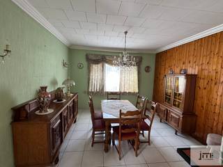 Deze woning is gelegen op een perceel van 7a21 aan een zijstraat van de verbindingsweg van Tongeren naar Hasselt. Via de inkomhal komen we in de...