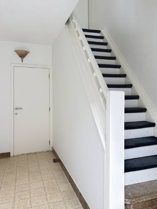 Knusse gesloten bebouwing, bestaande uit : Ruime inkomhal, lichtrijke kleine knusse living (+/- 5,5m x 4,5m), basic ingerichte keuken,...