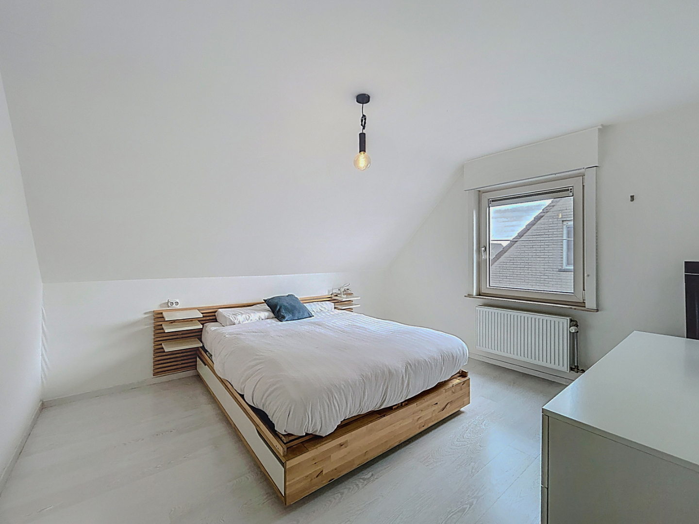 Centraal gelegen woning met 3 slaapkamers, garage en tuin. - foto 5