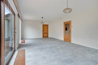 <p><span>In de Gansheidestraat te Meerbeek, een doodlopende straat en dus zonder doorgaand verkeer, vindt u deze ruime woning met een bewoonbare oppervlakte van 226 m² op een perceel van 898 m². De ligging combineert rust met bereikbaarheid: een uitstekende uitvalsbasis voor wie nabijheid van Leuven en de invalswegen naar Brussel zoekt, zonder in te boeten aan groene, residentiële omgeving.</span></p><p><span>De woning telt 6 kamers, verdeeld over meerdere niveaus, en biedt zo ruimte voor een gezin, een thuiskantoor of extra hobbyruimtes. Sanitair is dubbel voorzien: een toilet beneden en boven zorgt voor comfort doorheen het huis. De hoofdbadkamer combineert bad, toilet en lavabo, aangevuld met een aparte douchekamer aanpandig ideaal voor grotere gezinnen of gasten.</span></p><p><span>Op technisch vlak is de woning recent voorzien van een condensatieketel op gas, wat zich vertaalt in een EPC-label B. Dat betekent geen renovatieverplichting bij aankoop en een energiezuinige basis om verder op te bouwen.</span></p><p><span>Troeven op een rij:</span></p><ul><li><span>6 kamers flexibele indeling.</span></li><li><span>Bewoonbare opp. 226 m² op perceel van 898 m².</span></li><li><span>EPC B met recente condensatieketel gas.</span></li><li><span>Toilet beneden én twee boven.</span></li><li><span>Badkamer met bad + aparte douchekamer aanpandig.</span></li><li><span>Rustige, doodlopende straat uitstekende locatie in Meerbeek.</span></li></ul><p><span> </span></p><p><span>Interesse? Contacteer ons voor een bezoek ter plaatse.</span></p>