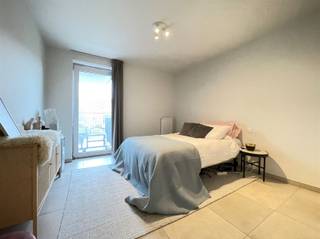 <p><span>LUXUEUS APPARTEMENT 95 M² OP TOPLOCATIE</span></p><p><span> </span></p><p><span>Inkomhal 11m² met ingemaakte vestiairekast met sfeerverlichting, gastentoilet met handenwasser.</span></p><p><span> </span></p><p><span>Ruime Woonkamer 40m² op keramische tegel.</span></p><p><span>Volledig uitgeruste open keuken, dubbele wasbak,</span></p><p><span>Toestellen BOSCH:</span></p><p><span>-Vaatwasser – Super Silence model </span></p><p><span>-Keramische kookplaat </span></p><p><span>-Koelkast </span></p><p><span>-Multifunctionele Digitale oven</span></p><p><span>Berging, zeer Ruim, was/droogkast (condensatie)aansluiting.</span></p><p><span>Badkamer 10m², inloop regendouche, 2 lavabo’s, op maat gemaakt badkamermeubel met open linnenschabben afgewerkt in hout, spiegelkast, handdoekdroger. </span></p><p><span>2 Slaapkamers 15m² en 13m² </span></p><p><span> </span></p><p><span> </span></p><p><span>GROOT ZUID-WEST GEORIËNTEERD TERRAS 16M²</span></p><p><span> </span></p><p><span>Bijzonderheden: </span></p><ul><li><span>PRE - Domotica:</span><ul><li><span>Alles AAN/UIT schakelaar</span></li><li><span>Automatisch licht in WC</span></li><li><span>Geschakelde stopcontacten</span></li></ul></li><li><span>Gemeenschappelijke vuilbakberging</span></li><li><span>Lift tot in kelder</span></li><li><span>Fietsenberging</span></li><li><span>Video-Parlefonie</span></li><li><span>CV op Gas</span></li></ul><p><span> </span></p><p><span>Positieve aspecten: </span></p><ul><li><span>Uitermate rustige buurt</span></li><li><span>Centraal gelegen met zeer goede verbindingswegen</span></li><li><span>Alles op wandelafstand: scholen, winkels, park,…</span></li><li><span>Zuid-West georiënteerd Terras</span></li><li><span>Super Deluxe Afwerking</span></li><li><span>BEN - Woonst</span></li></ul><p><span> </span></p><p><span>Maandelijkse huur:  € 1095/Maand</span></p><p><span>Vaste kosten: €109/Maand</span></p><p><span> </span></p><p><span>OPTIE PARKING:</span></p><p><span>Ondergrondse staanplaats: €65/Maand x 2 bij te huren</span></p><p><span>Garagebox: €125/Maand (uitverhuurd - optioneel eens een vrijkomt)</span></p><p><span> </span></p>