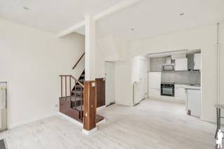 <p><strong><span>Charmante renovatiewoning met 2 ruime slaapkamers op een topligging in het centrum van Mechelen.</span></strong></p>
<p><strong><span>BEKIJK ZEKER ONZE (VIRTUELE) GRONDPLANNEN EN ATTESTEN VOOR DE INDELING EN EXTRA INFORMATIE.</span></strong></p>
<p><span>Bent u op zoek naar een charmante stadswoning met veel potentieel op een absolute toplocatie? Dan is deze renovatiewoning in het hart van Mechelen zeker een bezoek waard. De woning beschikt over twee ruime slaapkamers en vormt de ideale starterswoning of een interessante investering. Dankzij het volledig vernieuwde dak in 2025 en de uitstekende ligging op wandelafstand van winkels, scholen, openbaar vervoer, horeca en parken geniet u hier van alle troeven van het stadsleven.</span></p>
<p><strong><span>ALGEMENE KENMERKEN:</span></strong></p>
<ul>
<li><span>Charmante stadswoning met 2 ruime slaapkamers</span></li>
<li><span>Ideaal als starterswoning of interessante investering/opbrengsteigendom</span></li>
<li><span>Volledig vernieuwd dak in 2025</span></li>
<li><span>Uitstekend gelegen in het bruisende centrum van Mechelen</span></li>
<li><span>Op wandelafstand van winkels, scholen, openbaar vervoer, horeca en parken</span></li>
</ul>
<p><strong><span>TECHNISCHE KENMERKEN:</span></strong></p>
<ul>
<li><span>EPC-score: 398 kWh/(m²/jaar) – Label D</span></li>
<li><span>Elektrische installatie niet conform AREI</span></li>
<li><span>Asbestveilig</span></li>
<li><span>Verwarming op aardgas via radiatoren</span></li>
<li><span>Kelder van ca. 16 m²</span></li>
</ul>
<p><strong><span>INDELING:</span></strong></p>
<p><u><span>Gelijkvloers</span></u></p>
<ul>
<li><span>Leefruimte</span></li>
<li><span>Keuken</span></li>
<li><span>Badkamer</span></li>
</ul>
<p><u><span>Eerste verdieping</span></u></p>
<ul>
<li><span>Eerste slaapkamer van ca. 16 m²</span></li>
</ul>
<p><u><span>Tweede verdieping</span></u></p>
<ul>
<li><span>Tweede slaapkamer van ca. 16 m²</span></li>
</ul>