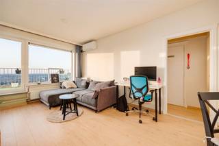<p><span>Zeer licht </span><span>dakappartement</span><span> met ruim terras en </span><span>kelder</span><span> staat te koop op de Rooiboslaan 97 te </span><span>Wilrijk</span></p><p><span> </span></p><p><span> </span></p><p><span>Dit </span><span>appartement</span><span> met </span><span>één slaapkamer</span><span> en </span><span>terras (+/- 11m²)</span><span> bevindt zich op de 19de verdieping en biedt een mooi, wijds uitzicht over Wilrijk.</span></p><p><span> </span></p><p><span> </span></p><p><span>Indeling</span></p><p><span>- leefruimte</span></p><p><span>- keuken</span></p><p><span>- badkamer met ligbad en toilet</span></p><p><span>- slaapkamer 1</span></p><p><span>- nachthal met bergruimte</span></p><p><span>- terras </span></p><p><span>- inkomhal met vestiairekast </span></p><p><span>- kelder</span></p><p><span> </span></p><p><span>Algemeen gebouw</span></p><p><span>- terras met mooi open zicht</span></p><p><span>- voorschotten op de vaste 87 euro/maand</span></p><p><span>- </span><span>dakverdieping (19de) laatste verdieping te bereiken met trap</span></p><p><span>- airco in woonkamer en slaapkamer</span></p><p><span>- zonneluifel en zonnestores</span></p><p><span>- asbestveilig asbestattest </span></p><p><span>- Elektrische installatie conform AREI</span></p><p><span>- ramen met dubbele beglazing in PVC kader</span></p><p><span>- beschikbaar bij akte</span></p><p><span> </span></p><p><span>Dit pand kan onderhevig zijn aan de renovatieverplichting die door de Vlaamse overheid wordt opgelegd voor residentiële gebouwen. Consulteer voor meer informatie de website van het Vlaams Energie- en Klimaatagentschap via <span>https://www.energiesparen.be/renovatieverplichting-residenti%C3%ABle-gebouwen-2023</span></span></p><p><span>De renovatiewerken met het oog op het verbeteren van de energie-efficiëntie van het appartement zullen worden uitgevoerd door de vereniging van mede-eigenaars. Het appartement beschikt reeds over een degelijke isolatie, waarbij de dakisolatie een gemeenschappelijke verantwoordelijkheid betreft. </span></p><p><span> </span></p><p><span> </span></p><p><span>Ben jij geïnteresseerd in dit appartement te koop in Wilrijk, ben je op zoek naar ander vastgoed of wens je de waarde van jouw eigendom te kennen? Dan ben je bij BOLT immo aan het juiste adres! Wij helpen jou graag verder.</span></p><p><span> </span></p>