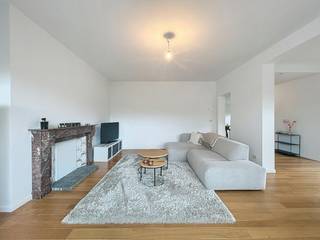 Centrally located in a prime location in Kortrijk is the small-scale residence “Binnenhof”. The apartment underwent a complete renovation while retaining the characteristic elements.<br /><br />The apartment is located on the entire 3rd floor and is arranged as follows: <br />- entrance with cloakroom and separate guest toilet <br />- spacious and bright living space <br />- open kitchen with spacious dining room<br />- then a practical storage room with built-in wardrobes and washing machine connection<br />- bedroom with dressing<br />- bathroom with bath/shower<br /><br />The unique charm, location, size and view of greenery are the absolute strengths of this apartment.<br /><br />You can rent a garage box (optional): €75/month<br />Common costs: €50/month<br />Available from 15/09/2026!<br /><br /><br />Curious about this topper? Then quickly request your visit via www.dewaele.com