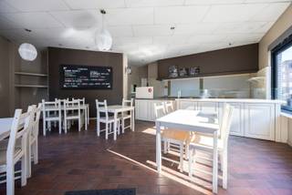 Bent u op zoek naar een karaktervolle locatie voor uw horecazaak, koffiebar, lunchconcept of trendy handelsactiviteit? Dan biedt dit commerciële gelijkvloers met terras (!!) aan de Eksterlaar 47 te Deurne een unieke opportuniteit.<br /><br />Gelegen op een opvallende hoeklocatie geniet het pand van een uitstekende zichtbaarheid en een constante passage van buurtbewoners, wandelaars en fietsers. De omgeving staat bekend als één van de meest charmante en levendige buurten van Deurne, waar stedelijke dynamiek en een groene leefomgeving elkaar perfect aanvullen.<br /><br />De onmiddellijke nabijheid van het Boekenbergpark, het Te Boelaarpark en het Rivierenhof zorgt voor een aantrekkelijke mix van bewoners, gezinnen en recreanten die de buurt dagelijks tot leven brengen. De wijk Eksterlaar en de aangrenzende Unitasbuurt genieten bovendien een uitstekende reputatie dankzij hun gezellige sfeer, groene karakter en sterke lokale verankering.<br /><br />Gemeenschappelijke kosten: €120/maand (provisie verwarming)<br /><br />Troeven:<br />- Commercieel gelijkvloers op prominente hoeklocatie met terras (!!)<br />- Nabij Boekenbergpark, Rivierenhof en diverse groene recreatiezones<br />- Omgeven door een sterk lokaal bewonerspubliek<br />- Ideaal voor horeca of commerciële invulling<br />- Onmiddellijk beschikbaar<br /><br />Voor meer informatie kan u steeds contact opnemen met One vastgoed!
