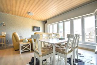 Dit verzorgde appartement biedt een praktische indeling, aangename lichtinval en een uitstekende ligging in een toeristische zone met vrij zicht. Een ideale uitvalsbasis voor wie rustig wil wonen of verblijven, met de zee, duinen, winkels en het openbaar vervoer binnen handbereik.<br />Het appartement beschikt over een gezellige en lichtrijke leefruimte met aansluitend een functionele keuken met voldoende opbergruimte. Verder zijn er twee slaapkamers, een badkamer met douche en wastafel en een praktische berging. Ook een kelder zorgt voor bijkomende opslagmogelijkheden.<br />Een extra troef is de mogelijkheid tot aankoop van een staanplaats in de residentie, wat het wooncomfort aanzienlijk verhoogt.<br /><br /><strong>Troeven:</strong><br />- Verzorgd en instapklaar appartement<br />- Twee slaapkamers<br />- Open zicht<br />- Praktische berging én kelder<br />- Optie tot aankoop van een staanplaats<br />- Gelegen in een toeristische zone<br />- Topligging nabij zee, duinen en openbaar vervoer<br /><br />RICHTRIJS - 259.000 EUR - De vermelde prijs is een richtprijs: ieder bod wordt voorgelegd aan de eigenaars, die al dan niet kunnen ingaan op het voorstel.<br /><br />Contacteer PERSPECTIEF VASTGOED – 7 op 7 bereikbaar – voor meer informatie of een bezoek.<br />Bel 050/550.750 of mail naar info@perspectiefvastgoed.be!